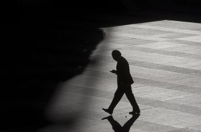 Un hombre camina en el distrito financiero de Madrid, España. La Comunidad de Madrid cerró 2013 con 690.000 parados tras un ascenso de 25.600 desempleados, la mayor subida de las comunidades en el año pasado, según la Encuesta de Población Activa (EPA) publicada hoy por el Instituto Nacional de Estadística (INE).