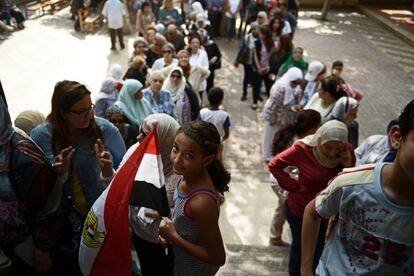 CAIRO, EGYPT - MAY 26:  Egyptian voters wait for their turn on the first day of presidential elections in the Garden City suburb of Cairo on May 26, 2014 in Cairo, Egypt. Egypt will hold Presidential elections on 26th and 27th May for the first time since the military deposed President Morsi. There are only two candidates standing, Hamdeen Sabahi and Abdel Fattah al-Sisi with al- Sisi expected to win the election (Photo by Jonathan Rashad/Getty Images)