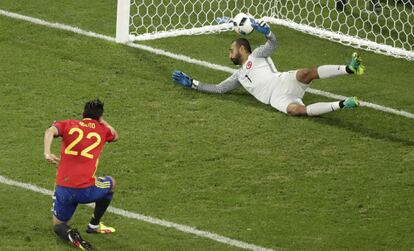 El jugador de la selección de España Nolito marca el segundo gol.