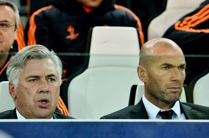 Ancelotti y Zidane en el banquillo del Juventus Stadium.