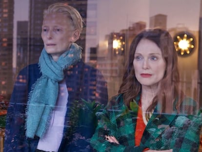 Julianne Moore (a la izquierda) y Tilda Swinton en 'La habitación de al lado'. de Pedro Almodóvar.