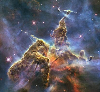 El telescopio espacial Hubble captura la actividad caótica sobre un pilar de gas y polvo de tres años luz de altura, que se está consumiendo por la luz brillante de las estrellas cercanas, en un vivero estelar tempestuoso llamado la Nebulosa Carina. La imagen data del 22 de abril de 2010.