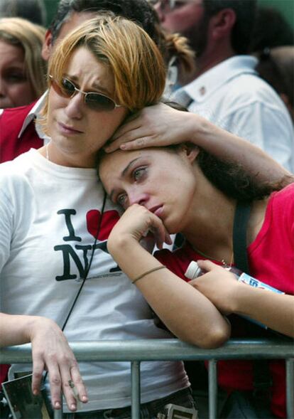 Dos jóvenes, en la zona cero de Manhattan, en el primer aniversario del 11-S.