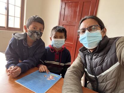 Ronaldo Andrés Gómez, director ejecutivo de la Fundación Ixtatán, con dos alumnos.