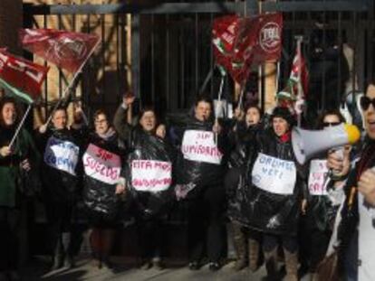Protesta de trabajadoras ayer en la Delegación Provincial de Sevilla de la Consejería de Educación.