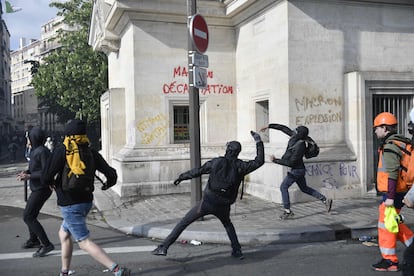 Manifestantes lanzan proyectiles a la policía durante las manifestaciones del Primero de Mayo en París. 