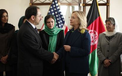 Clinton saluda Salahudin Rabani, hijo de un mediador asesinado.
