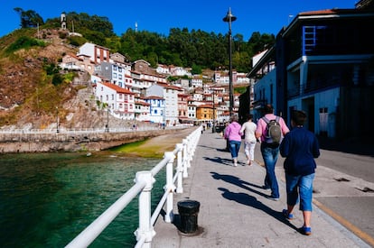 Encajonada entre el mar y las montañas, los pueblos más bonitos de España, es una de las postales que mejor vende las bondades del Principado de Asturias. Con su anfiteatro de casas de colores que miran al mar, una genuina cocina marinera y unas empinadas callejuelas que peinan el casco histórico y suben hasta los miradores hacen de Cudillero un destino ideal para disfrutar de las maravillosas playas que la rodean y de su singular entorno natural. En la plaza Marina, donde antes se tejían las redes y se descargaba el pescado, los visitantes abarrotan los restaurantes y bares. Y en lo alto del acantilado, el faro sigue orientando a los buques que surcan el Cantábrico. En esta zona de la costa asturiana encontraremos algunas de las playas más bellas del Principado, como la deslumbrante playa del Silencio, abrazada por un alto acantilado, o el arenal de Aguilar, larga y de arena fina y dorada. <br><br> <i>Cudillero está a 44 minutos en coche o 1 hora y 32 minutos en autobús desde Oviedo</i>