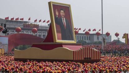 Un retrato gigante de Xi Jinping es transportado durante el desfile en Pekín.