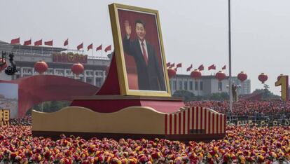 Un retrato gigante de Xi Jinping es transportado durante el desfile en Pekín. 