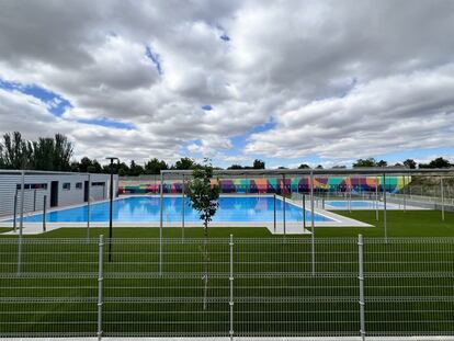 Vista de la nueva piscina municipal del distrito de Barajas, que se inaugura este miércoles.