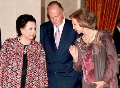 La viuda de Rostropóvich (izquierda), con los Reyes.