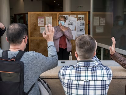 Familiares saludan desde la ventana a sus familiares mayores que viven en una residencia de Valencia. La imagen es de archivo.