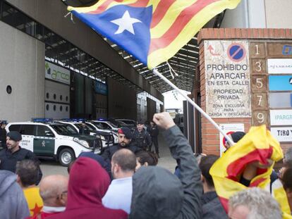 Protesta davant d'una impremta escorcollada per la Guàrdia Civil.