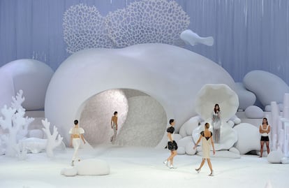 Arquitectura efímera (y espectacular) para Chanel

Hadid diseñó el escenario en el que Karl Lagerfeld presentó su desfile primavera-verano 2012 para la firma francesa. El Grand Palais descendía a las profundidades marítimas de la mano de las caracolas, medusas y peces ideados por la arquitecta. Una escenografía impecable impregnada de su estilo deconstructivista.