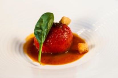 Tomate de penjar relleno de sardina de bota, en el restaurante Cal Paradís, La Vall d'Alba (Castellón).