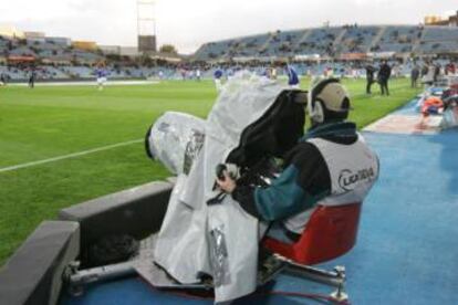 Un cámara de televisión en un partido de Liga.