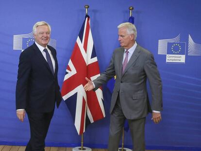 El secretario brit&aacute;nico para la salida de la UE, David Davis, y el jefe negociador de la UE, Michel Barnier, este lunes en Bruselas.