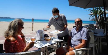 Turistas en una terraza en Calviá (Mallorca)