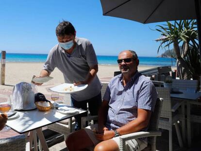 Turistas en una terraza en Calviá (Mallorca)