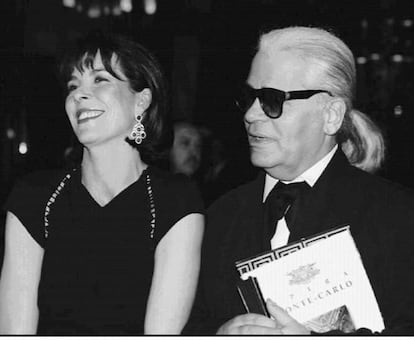 La princesa Carolina de Mónaco y el diseñador alemán Karl Lagerfeld, en una cena dada por Chanel, en 1995.