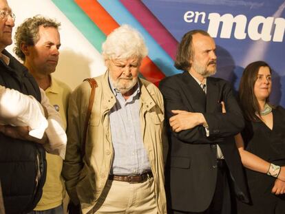 Xosé Manuel Beiras, con otros miembros de En Marea, durante la noche electoral.