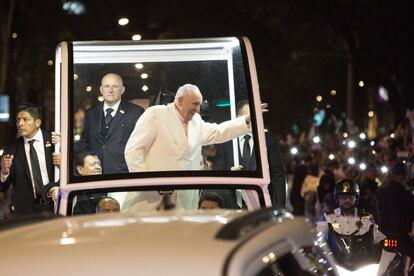 El Papa saluda a sus fieles que formaron vallas a lo largo de las calles para verlo.