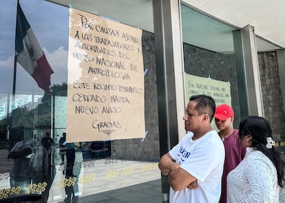 Un cartel anuncia el cierre del Museo Nacional de Antropología, horas después de haber ganado el Premio Princesa de Asturias de la Concordia 2025, el 4 de junio.