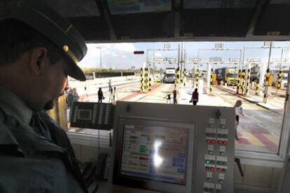 Un agente de la Guardia Civil controla un monitor del detector de radiología en la terminal de carga del puerto de Valencia.