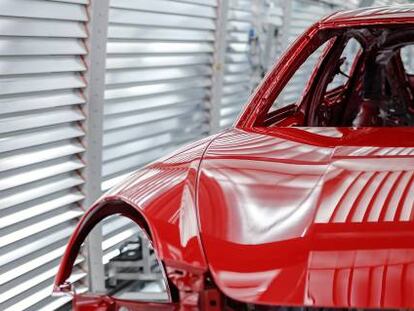 Revisión de la carrocería de un Porsche Panamera en la fábrica de Leipzig (Alemania).