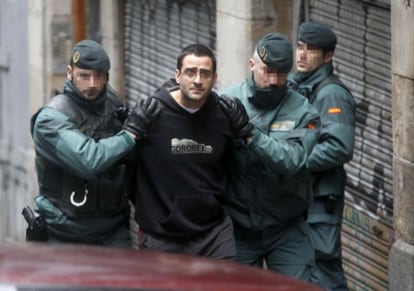 Civil Guard agents lead away Iñigo Zapirain Romano during the raid against the cell dismantled in the Bilbao area.