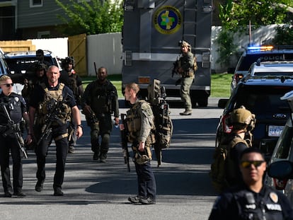 Dispositivo policial a las puertas de la casa de Charlotte en la que se produjo el tiroteo en el que murieron cuatro agentes.