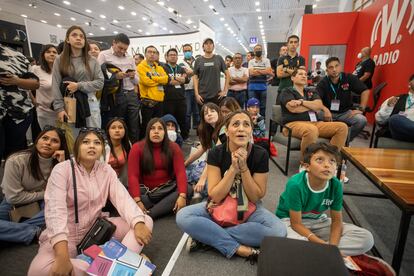 Asistentes a la FIL observan el partido México vs Argentina en los pasillos de la Feria Internacional del Libro de Guadalajara.