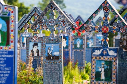 El Cementerio Alegre de Sapanta, en el distrito de Maramures, pegado a la frontera con Ucrania, debe su nombre a lo colorido de sus tumbas, decoradas con pinturas naif y epitafios originales y humorísticos. Tanto que el camposanto se ha convertido en un museo al aire libre y en una atracción turística por obra y gracia del artista local Stan Ioan Patras, que empezó en 1935 a esculpir las lápidas con su peculiar estilo; a su muerte, en 1977, le sucedió en su trabajo Pop Dumitru. Cerca se alza el monasterio Sapanta-Peri, la iglesia en madera con la torre más alta del mundo (78 metros).