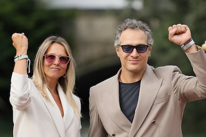 La escritora Francesca Barra y el actor Claudio Santamaria muestra muestra una pulsera con su apoyo a Gaza.