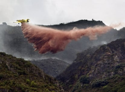 El incendio forestal que se inició por un rayo en la noche del martes en Villalonga (Valencia) quedó estabilizado ayer por la tarde.