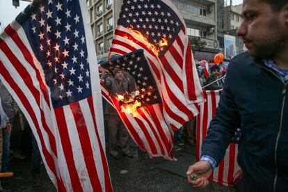 Un grupo de iraníes quema banderas de los Estados Unidos durante una ceremonia para conmemorar el 40º aniversario de la Revolución Islámica en Teherán, Irán.