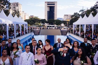 Uno de los novios se peina para la foto grupal luego de la ceremonia.