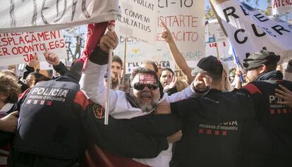 La huelga de médicos de noviembre propició imágenes sorprendentes como un cuerpo a cuerpo con los ‘mossos’. 