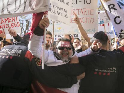 La huelga de médicos de noviembre propició imágenes sorprendentes como un cuerpo a cuerpo con los ‘mossos’. 