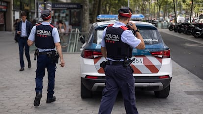 Dos agentes de los Mossos d'Esquadra vigilan el paseo de Gracia, en una imagen de archivo.