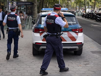 Dos agentes de los Mossos d'Esquadra vigilan el paseo de Gracia, en una imagen de archivo.