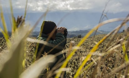 Carlos Mainagüez otea el horizonte a través de sus prismáticos.