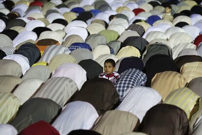 Uma criança durante a oração de "tarawih" no mês do Ramadã na cidade de Hay Assalam (Marrocos), em 2 de julho de 2014.