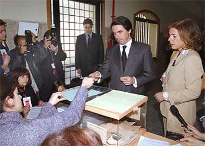 El presidente del Gobierno, José María Aznar, acompañado de su esposa, Ana Botella, entrega su papeleta en el Colegio Nuestra Señora del Buen Consejo en Madrid.