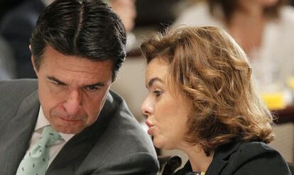 La vicepresidenta Soraya Sáenz de Santamaría conversa con el ministro de Industria en un acto reciente en Madrid.