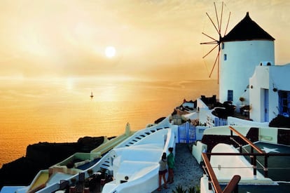 La coqueta Santorini es un clásico de las islas griegas y de las rutas de cruceros por el mar Egeo. Forma parte del grupo de las Cícladas. Además de disfrutar de sus famosos atardeceres, se pueden visitar sus playas, acantilados y un interesante yacimiento minoico, Acrotiri.