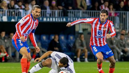 Griezmann y De Paul disputan el balón ante el centrocampista del Marbella, Luis Acosta.