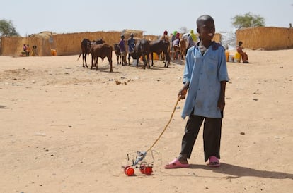 Un niño juega dentro del campo de refugiados cerca de Assaga Diffa en el sureste de Níger.