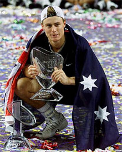 Lleyton Hewitt, con la bandera australiana y sus trofeos.